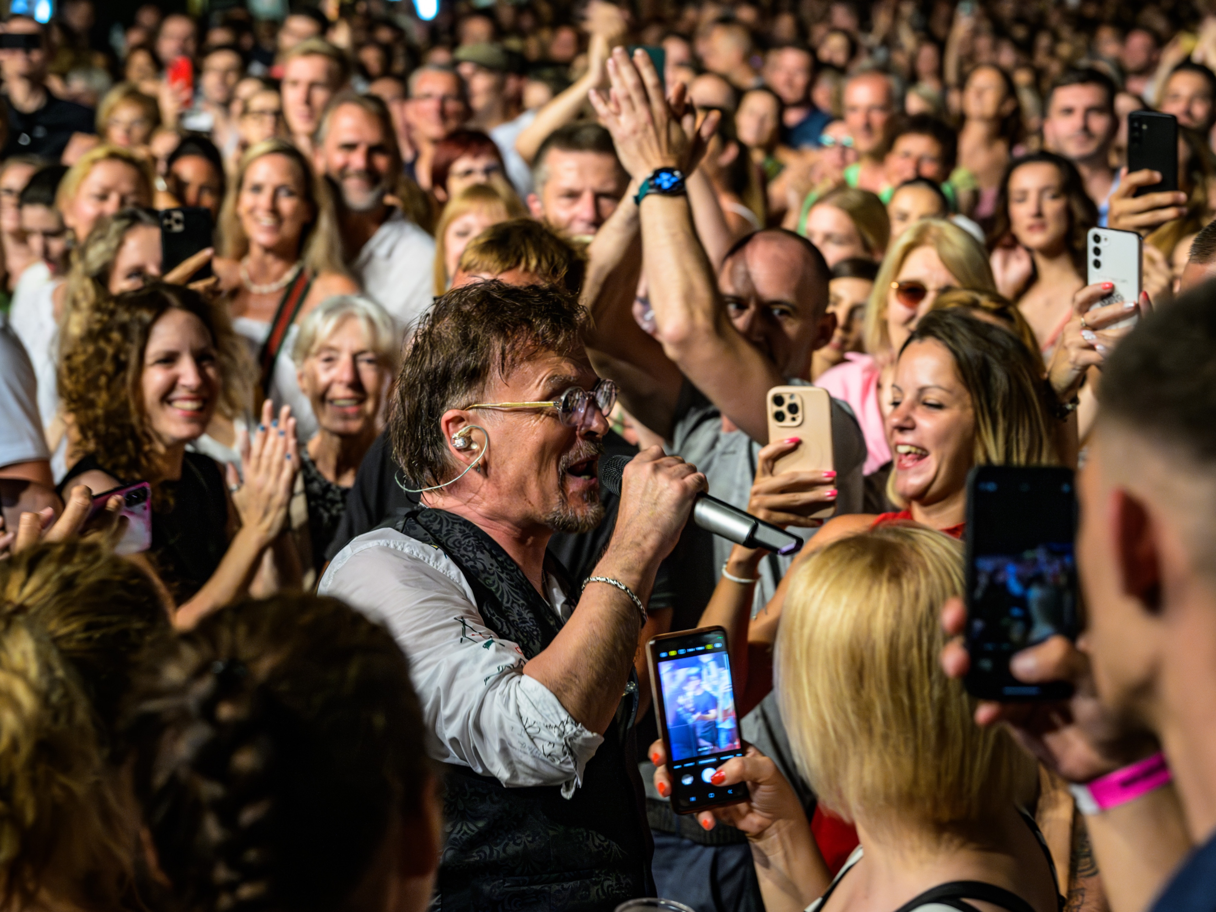 Gibonnijev koncert srušio je sve rekorde u Cave Romane ODUŠEVIO 4000 PRISUTNIH